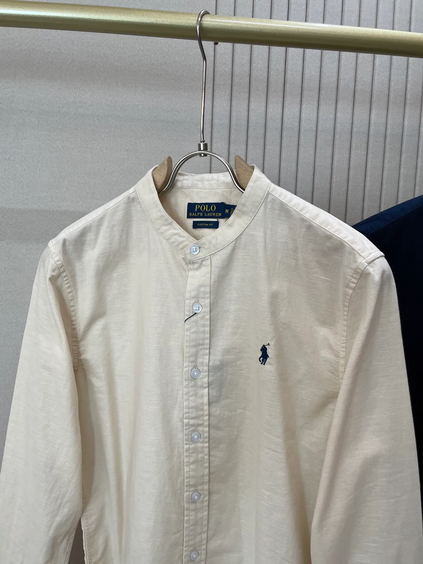 P220 🌸🌸🌸 POLO Ralph Lauren [High Quality] Classic shirt! The classic casual shirt made of pure cotton and linen has a unique design. It has a simple, clean and classic silhouette. It is a versatile style that can be switched at will. The fabric feels soft and delicate, highly breathable, and is close to the skin and comfortable to wear. It can be worn alone as an inner layer. Its versatile performance is beyond your imagination! The upper body of the ready-to-wear is simple and classic yet elegant! Size:M-XXL
